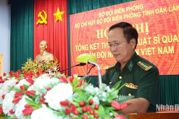 Đại tá Phạm Hữu Chiến, Bí thư Đảng ủy, Chính ủy Bộ đội Biên phòng tỉnh Đắk Lắk phát biểu tại Hội nghị.