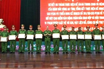Lãnh đạo Công an tỉnh Đắk Lắk tặng giấy khen cho các tập thể, cá nhân có thành tích xuất sắc trong việc cấp Căn cước công dân cho công dân.