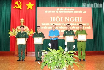 Phó Chủ tịch Ủy ban nhân dân tỉnh Đắk Lắk Võ Văn Cảnh tặng Bằng khen của Ủy ban nhân dân tỉnh cho các tập thể, cá nhân có thành tích xuất sắc trong chuyên án.