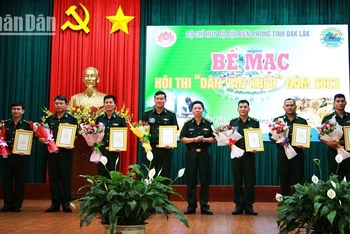 Đại tá Đỗ Quang Thấm, Phó Chính ủy Bộ đội Biên phòng tỉnh Đắk Lắk trao giải cho các đơn vị đoạt giải tại Hội thi.