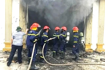 Lực lượng cảnh sát phòng cháy, chữa cháy và cứu nạn, cứu hộ Công an tỉnh Đắk Lắk nỗ lực dập tắt đám cháy.