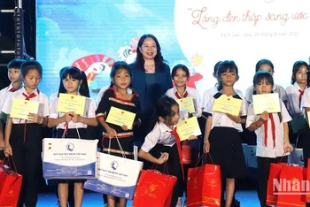 Phó Chủ tịch nước Võ Thị Ánh Xuân trao học bổng cho các em học sinh có hoàn cảnh khó khăn huyện Ea H’leo.