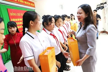 Phó Chủ tịch nước Võ Thị Ánh Xuân tặng quà cho cháu học sinh vượt khó học giỏi đang được nuôi dạy tại Trung tâm Bảo trợ xã hội tỉnh Đắk Lắk.