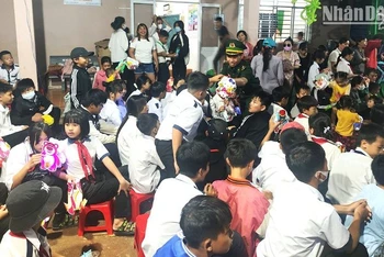 Đồn Biên phòng Bo Heng phối hợp với các đơn vị tổ chức Tết Trung thu và tặng quà cho các cháu thiếu niên, nhi đồng xã biên giới Krông Na, huyện Buôn Đôn.