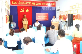 Các đồng chí trong Ban Thường vụ Huyện ủy Krông Ana về dự sinh hoạt chi bộ định kỳ tại chi bộ thôn 2, xã Quảng Điền và đóng góp ý kiến nâng cao chất lượng sinh hoạt chi bộ.