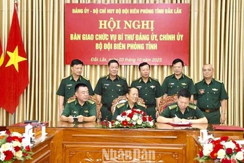 Ký biên bản bàn giao chức vụ Bí thư Đảng ủy, Chính ủy Bộ đội Biên phòng tỉnh Đắk Lắk