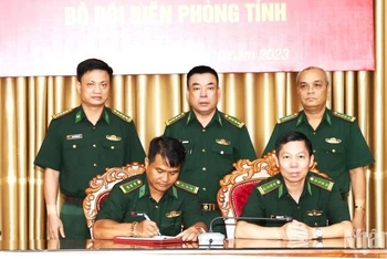 Ký kết bàn giao chức vụ Phó Chính ủy Bộ đội Biên phòng tỉnh Đắk Lắk.