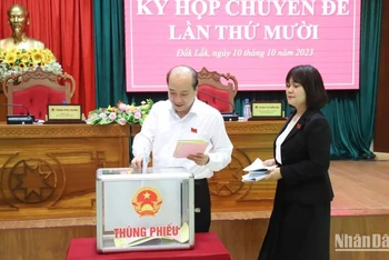 Các đại biểu Hội đồng nhân dân tỉnh Đắk Lắk bỏ phiếu lấy phiếu tín nhiệm những người giữ các chức vụ do Hội đồng nhân dân tỉnh bầu.