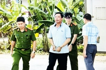 Ông Nguyễn Khắc Hùng, nguyên Chủ tịch Ủy ban nhân dân xã Ea Huar, huyện Buôn Đôn bị bắt tạm giam điều tra về hành vi “Lạm quyền trong khi thi hành công vụ”.