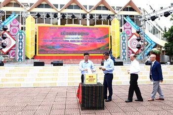 Các đồng chí lãnh đạo tỉnh Đắk Lắk ủng hộ Quỹ "Vì người nghèo" của tỉnh tại lễ phát động hưởng ứng Tháng cao điểm "Vì người nghèo" năm 2023.