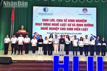 Lãnh đạo Đoàn Luật sự tỉnh Đồng Nai trao tặng học bổng cho các sinh viên vượt khó học giỏi tại Phân hiệu Đại học Luật Hà Nội tại Đắk Lắk.