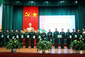 Lãnh đạo Bộ Chỉ huy Bộ đội Biên phòng tỉnh Đắk Lắk tặng quà lưu niệm cho các thí sinh tham gia hội thi. (Ảnh: NGỌC LÂN)