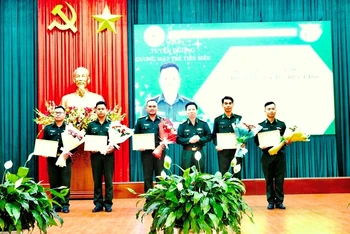 Đại tá Đỗ Quang Thấm, Chính ủy Bộ đội Biên phòng tỉnh Đắk Lắk tặng danh hiệu “Gương mặt trẻ tiêu biểu” cho 5 cá nhân.