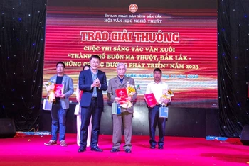 Ban Tổ chức trao giải Nhất cho nhà văn Trúc Hoài, tỉnh Đắk Lắk với tác phẩm tùy bút “Buôn Ma Thuột và tôi”.