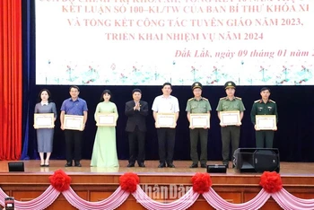 Thường trực Tỉnh ủy Đắk Lắk trao tặng Bằng khen của Tỉnh ủy Đắk Lắk cho các tập thể có thành tích xuất sắc trong thực hiện Nghị quyết số 35-NQ/TW của Bộ Chính trị.