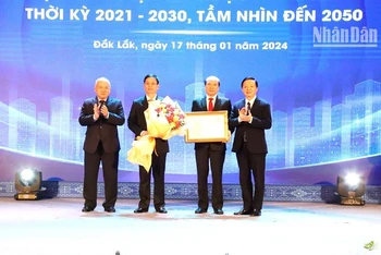 Phó Thủ tướng Chính phủ Trần Hồng Hà trao Quyết định phê duyệt quy hoạch tỉnh Đắk Lắk thời kỳ 2021-2030, tầm nhìn đến năm 2050 của Thủ tướng Chính phủ cho lãnh đạo tỉnh Đắk Lắk.