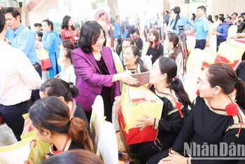 Đồng chí Bùi Thị Minh Hoài, Bí thư Trung ương Đảng, Trưởng Ban Dân vận Trung ương trao tặng quà Tết cho các công nhân, lao động nghèo tỉnh Đắk Lắk.
