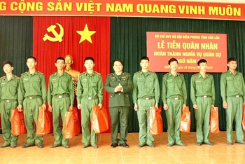 Lãnh đạo Bộ đội Biên phòng tỉnh Đắk Lắk tặng quà quân nhân hoàn thành nghĩa vụ quân sự. Ảnh: Việt Đức