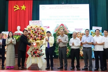 Phó Bí thư Thường trực Tỉnh ủy Đắk Lắk và đoàn công tác tặng hoa, chúc mừng đội ngũ cán bộ và y bác sĩ Bệnh viện đa khoa vùng Tây Nguyên. 