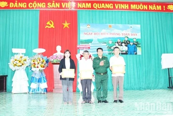 Thượng tá Rơ Lan Ngân, Phó Chính ủy Bộ đội Biên phòng tỉnh Đắk Lắk trao giấy khen cho các cá nhân có nhiều thành tích trong thực hiện Ngày hội Biên phòng toàn dân, giai đoạn 2019-2024.