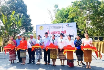 Các đại biểu cắt băng công bố du lịch cộng đồng đối với buôn Trí, xã Krông Na, huyện Buôn Đôn, tỉnh Đắk Lắk.