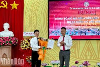 Lãnh đạo Sở Xây dựng tỉnh Đắk Lắk trao quyết định của Ủy ban nhân dân tỉnh phê duyệt Đồ án điều chỉnh Quy hoạch chung thị xã Buôn Hồ đến năm 2045 cho lãnh đạo Ủy ban nhân dân thị xã Buôn Hồ.