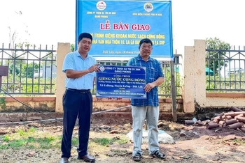 Đại diện đơn vị hỗ trợ bàn giao giếng khoan nước sạch cho Ban tự quản thôn 10, xã Ea Bung.