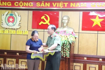Thân nhân các liệt sĩ Công an tỉnh Đắk Lắk hy sinh trong vụ khủng bố ngày 11/6/2023 tại xã Ea Tiêu và Ea Ktur, huyện Cư Kuin trao tặng các kỷ vật cho lãnh đạo Cục Công tác Đảng và công tác chính trị, Bộ Công an.