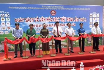 Các đại biểu cắt băng khai mạc Ngày Sách và Văn hóa đọc Việt Nam lần thứ 3 năm 2024 trên địa bàn tỉnh Đắk Lắk.