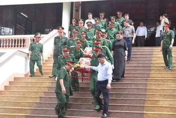 Lãnh đạo tỉnh Đắk Lắk cùng đưa hài cốt các liệt sĩ và chuyên gia Việt Nam từ Nhà tưởng niệm các liệt sĩ ra Nghĩa trang liệt sĩ tỉnh.
