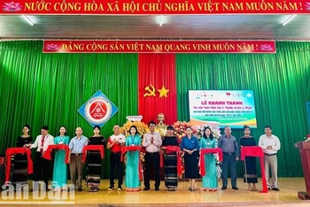 Các đại biểu cắt băng khánh thành 3 thư viện thân thiện hỗ trợ các trường học trên địa bàn huyện Cư M'gar, tỉnh Đắk Lắk.