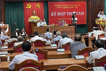 Các đại biểu Hội đồng nhân dân tỉnh Đắk Lắk khóa X, nhiệm kỳ 2021-2026 biểu quyết thông qua các nghị quyết của kỳ họp thứ 8. 