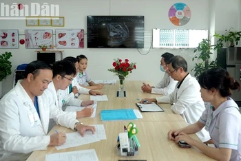 Các bác sĩ Bệnh viện đa khoa Thiện Hạnh hội chẩn tìm phương án điều trị cho bệnh nhân.