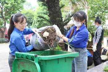 Đoàn viên, thanh niên Trung tâm Kiểm soát bệnh tật tỉnh Đắk Lắk dọn dẹp vệ sinh môi trường phòng, chống bệnh sốt xuất huyết. (Ảnh: BẢO TRỌNG) 