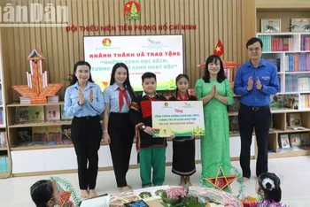 Anh Bùi Quang Huy, Bí thư thứ nhất Trung ương Đoàn và chị Nguyễn Phạm Duy Trang, Bí thư Trung ương Đoàn, Chủ tịch Hội đồng Đội Trung ương trao tặng công trình “Không gian đọc sách, tương tác và sinh hoạt Đội” cho lãnh đạo Trường Tiểu học Võ Thị Sáu.