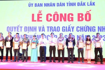 Lãnh đạo Ủy ban nhân dân tỉnh Đắk Lắk và Sở Nông nghiệp và Phát triển nông thôn trao giấy chứng nhận cho 10 chủ thể đạt 4 sao OCOP cấp tỉnh năm 2023.