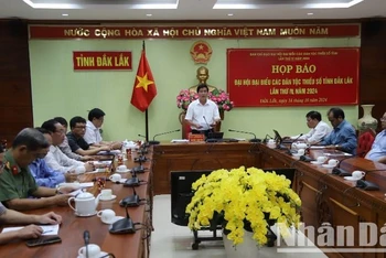 Phó Chủ tịch Ủy ban nhân dân tỉnh, Trưởng Ban Chỉ đạo Đại hội đại biểu các dân tộc thiểu số tỉnh Đắk Lắk lần thứ 4 năm 2024 Nguyễn Thiên Văn phát biểu tại buổi họp báo.