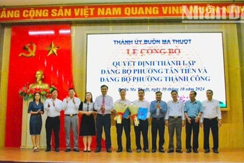 Thành ủy Buôn Ma Thuột công bố quyết định thành lập Đảng bộ phường Tân Tiến và phường Thành Công sau khi sáp nhập.