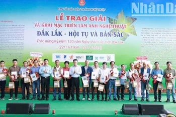 Ban tổ chức cuộc thi trao giải cho các cá nhân có tác phẩm xuất sắc. 