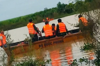 Cán bộ, chiến sĩ Đoàn Kinh tế quốc phòng 737, Quân khu 5 tham gia tìm kiếm nạn nhân.