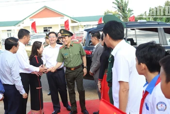 Đại tướng Lương Tam Quang thăm hỏi cán bộ và nhân dân huyện Cư Kuin.