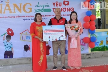 Đại diện Công ty Cổ phần 247Express trao biểu trưng công trình tặng phân hiệu Trường mầm non Hoa Sen tại xã Ia Lốp.