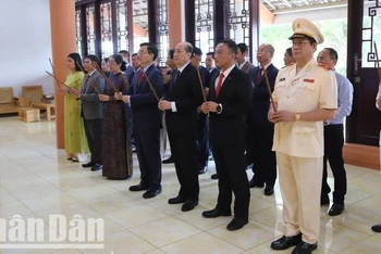 Các đồng chí lãnh đạo Tỉnh ủy, Hội đồng nhân dân, Ủy ban nhân dân, Ủy ban Mặt trận Tổ quốc Việt Nam tỉnh Đắk Lắk dâng hương tưởng nhớ Chủ tịch Hồ Chí Minh, Đại tướng Võ Nguyên Giáp và anh linh các anh hùng liệt sĩ tại đền thờ liệt sĩ tỉnh.