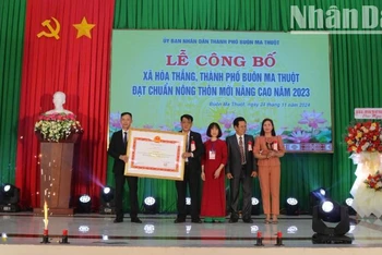 Lãnh đạo xã Hòa Thắng đón nhận Quyết định của Ủy ban nhân dân tỉnh Đắk Lắk công nhận xã Hòa Thắng đạt chuẩn nông thôn mới nâng cao năm 2023.