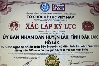 Chứng nhận xác lập Kỷ lục hồ Lắk là hồ nước ngọt tự nhiên trên Tây Nguyên có diện tích lớn nhất Việt Nam được công bố vào tối 22/11 tại lễ kỷ niệm 120 năm Ngày thành lập tỉnh Đắk Lắk .