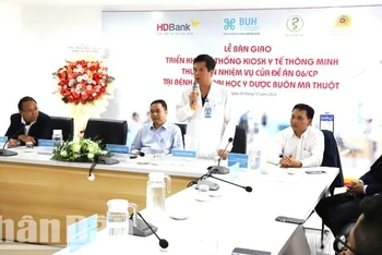 Bác sĩ Chuyên khoa II Võ Minh Thành, Giám đốc Bệnh viện Đại học Y Dược Buôn Ma Thuột phát biểu tại buổi lễ.