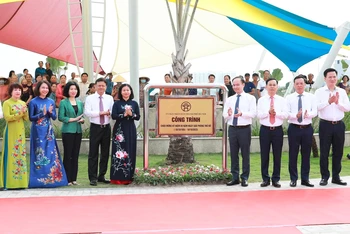 Các đại biểu tham gia lễ gắn biển công trình Công viên Ngọc Thụy.