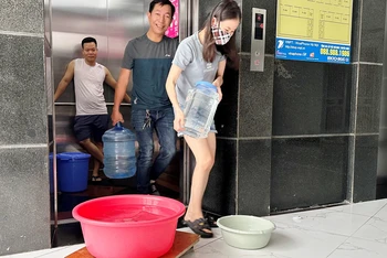 Người dân Khu đô thị Thanh Hà lấy nước từ xe téc.