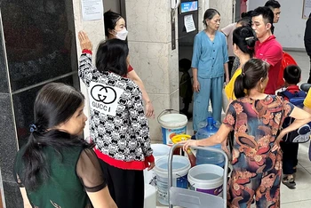 Người dân Khu đô thị Thanh Hà lấy nước sạch. 