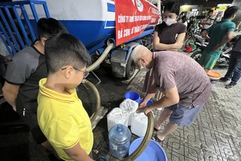 Người dân Khu đô thị Thanh Hà vẫn thiếu nước sinh hoạt.